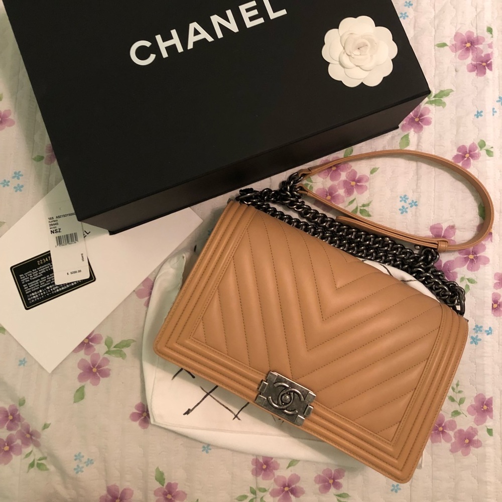 SOLD @PAYPAL AUTH CHANEL NEW MEDIUM BOY CHEVRON - Picture 2 of 8